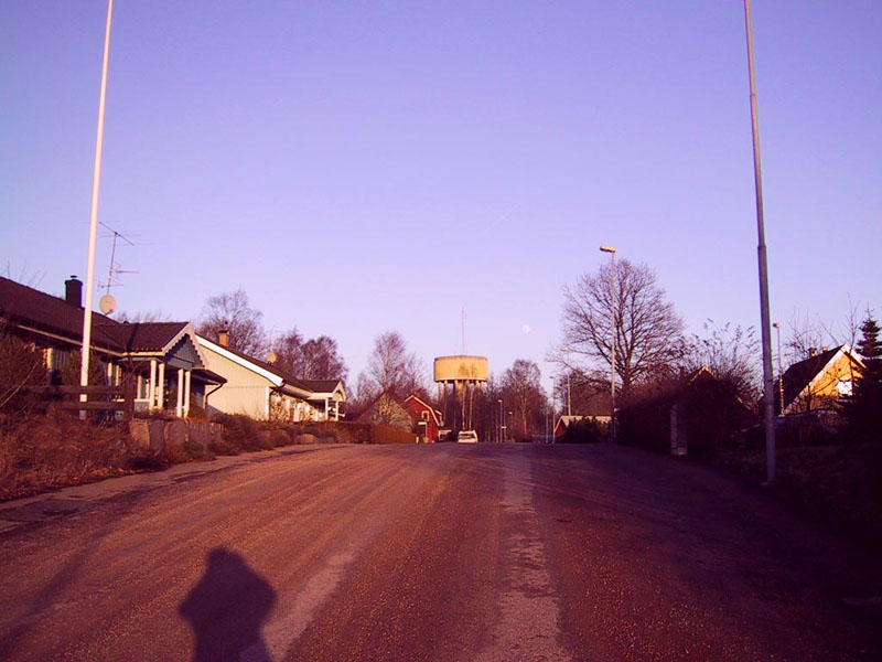 2003-01-16 lönsboda - Årabacken i lönsboda, med vattentornet i bakgrunden.