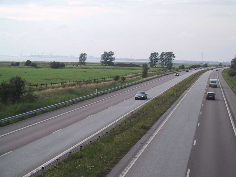 2003-07-26 landskrona - Ser norr ut över E6:an, Landskronas industriområde syns i horisonten.