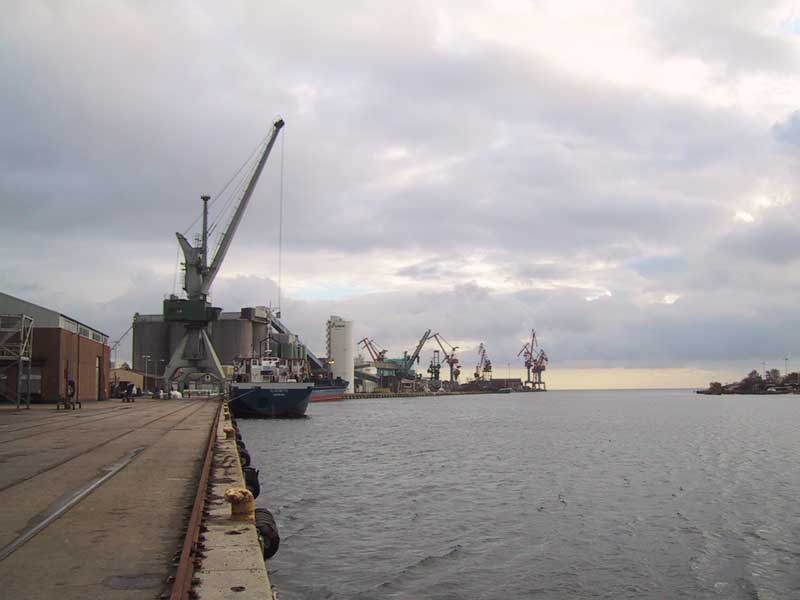 2003-11-18 landskrona - Landskronas hamn en gråmulen höstdag.